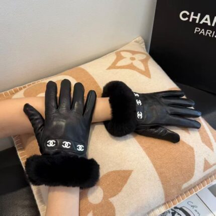 Chanel CC Logo Leather Gloves With Faux Fur Cuff